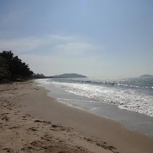  Quarto em Acomodações Particulares Apto E Suítes Praia Do Itapocoroi Brasil